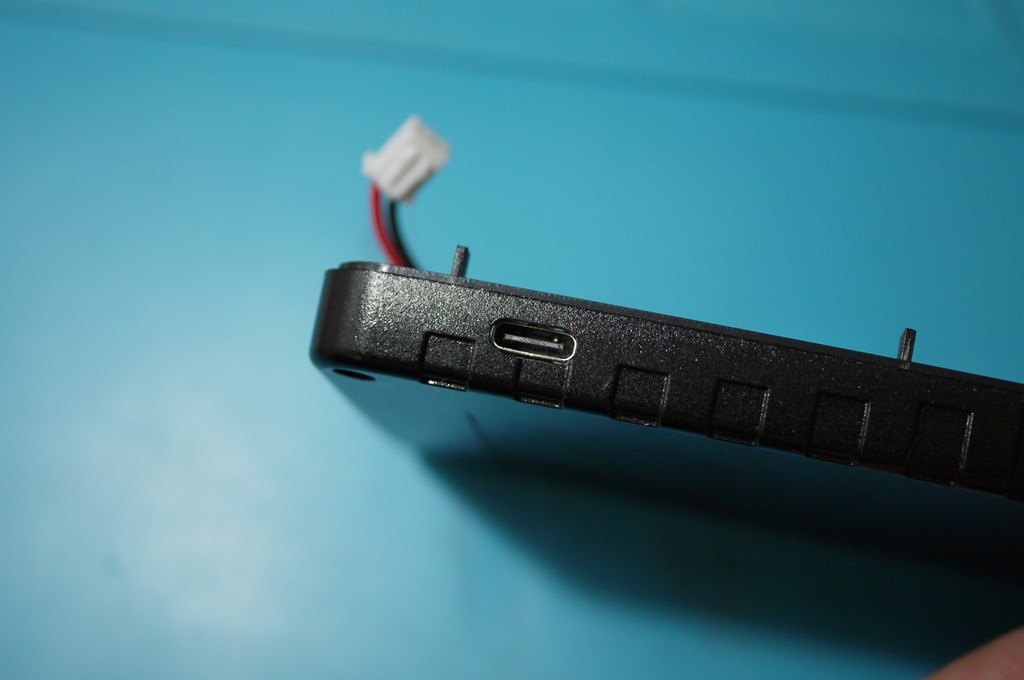 USBコネクタ穴を追加工
